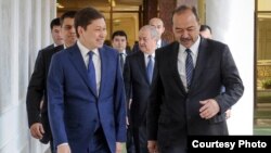 Премьер-министры Кыргызстана и Узбекистана Сапар Исаков и Абдулла Арипов.