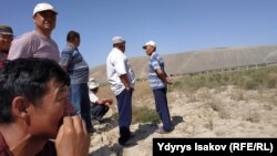 Араван районунун Төө-Моюн айыл округунун тургундары Өзбекстан тосуп алган жерге чогулушту.