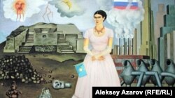 Картина казахстанского художника Куаныша Базаргали "Фарида Камалова. Автопортрет". Написана на основе картины мексиканской художницы Фриды Кало "Автопортрет на границе между Мексикой и США". 