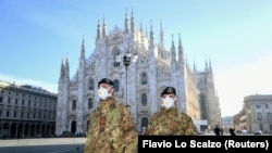 Италија- војници со маски пред катедралата Дуомо во Милано, 24.02.2020