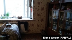 Комната, в которой живет сирота вместе с бабушкой Сайран Абеновой. Караганда, 6 ноября 2017 года.