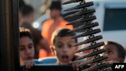 Палестинский ребенок в секторе Газа на параде радикальных исламистов