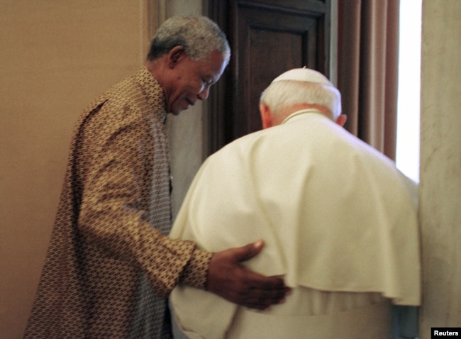 Нельсон Мандела (ліворуч) та папа Іван Павло II у Ватикані, 18 червня 1998 року