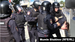За даними правозахисного порталу «ОВД-Инфо», під час акції 3 серпня в Москві російські силовики затримали 1001 людину