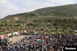 Ізраїльські араби беруть участь у мітингу «День землі», щорічному вшануванні пам’яті вбивства шістьох арабських громадян ізраїльською поліцією в 1976 році під час протестів проти конфіскації земель у Дейр-Ханна. Ізраїль, 30 березня 2017 року