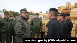 Аляксандар Лукашэнка падчас наведваньня навучальнага палігона ў Івацэвіцкім раёне, 2018 год