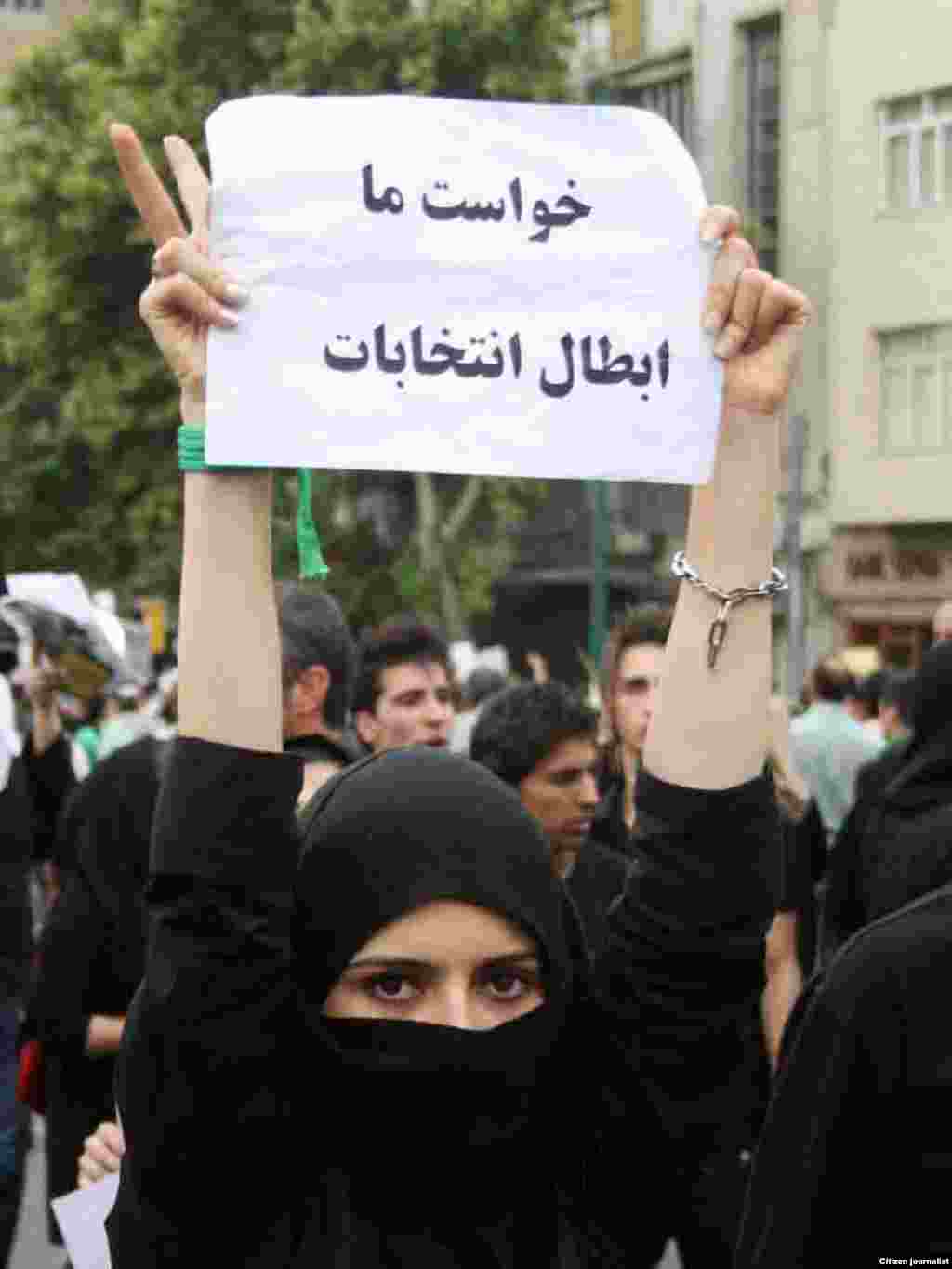 მუსავის მომხრეები ხმების ხელახლა დათვლას მოითხოვენ - ირანში საპრეზიდენტო არჩევნების შემდეგ დაწყებულ საპროტესტო გამოსვლებში აქტიურად მონაწილეობენ ქალები