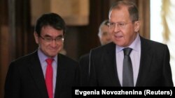 Ministri i Jashtëm rus, Sergei Lavrov (djathtas) dhe homologu i tij japonez, Taro Kono.