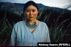 Қарасай батырдың анасы Күмістің рөлін сомдаған актриса Самал Еслямова.