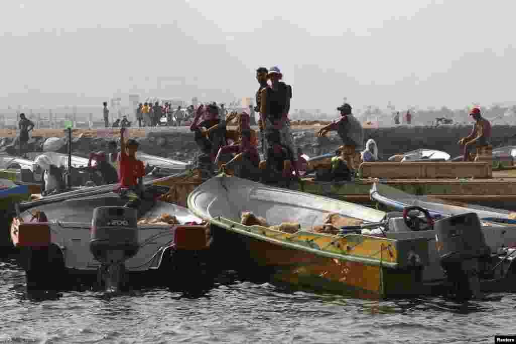 Iranian smugglers gather next to boats loaded with sheep at the Omani port of Khasab on September&nbsp;26 2012. 