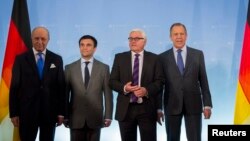 Ministri i Jashtëm i Francës, Laurent Fabius, i Ukrainës, Pavlo Klimkin, i Gjermanisë, Frank-Walter Steinmeier, dhe i Rusisë, Sergei Lavrov.