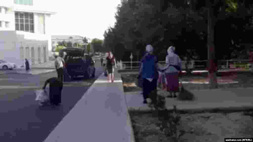 Уборку улиц в Ашхабаде осуществляют в основном женщины