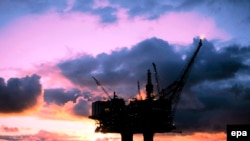 Нефтяная буровая платформа в Северном море. Эта нефть - главная экономическая надежда сторонников независимости Шотландии