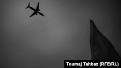 یک هواپیمای مسافربری در حال فرود در فرودگاه سونگشان، تایپه. بسیاری از کشورها، از جمله کشورهای آسیایی و اروپایی، مرزهای خود را بسته‌اند.