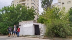 Севастопольские подростки идут мимо ДОТа №31