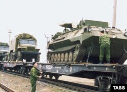 Tehnică militară rusească, evacuată din regiunea transnistreană, aprilie 2003