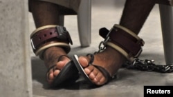 Гуантанамо түрмесінде отырған тұтқын. Куба, 27 сәуір 2010 жыл.