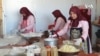 آرشیف، خانم ها در بامیان در حال آشپزی