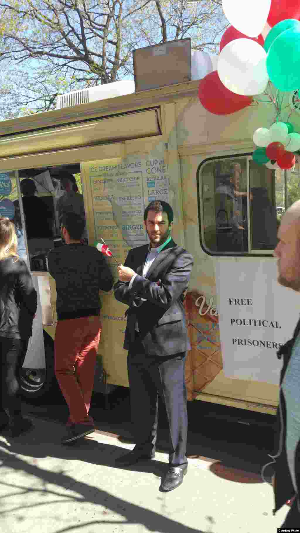 دیوید کیز در کنار &laquo;مجید توکلی پلازا&raquo; و کمپین یک هزار بستنی برای یک هزار اعدام در ایران