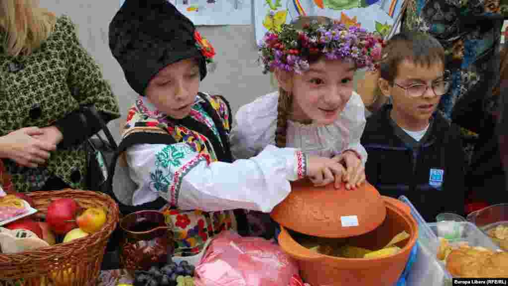 Дети на праднике "Золотой осени" в Кишиневе, Молдова