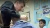 Scena iz video snimka koji se pojavila na internetu kako nastavnik Viktor Sadlinski udara đaka u školi u Sibiru