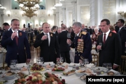 Зліва направо: президент Молдови Ігор Додон, Володимир Путін, крайній справа – Дмитро Медведєв