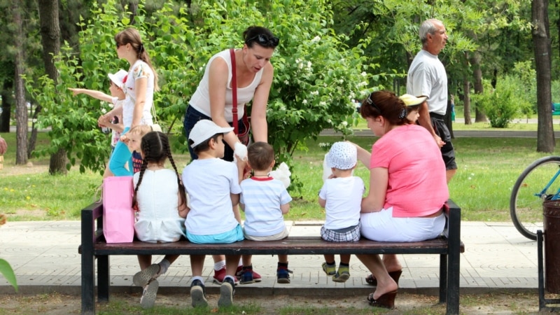 Părinții moldoveni cu copii preșcolari cer o indemnizație de cel puțin 50% din salariu cât sunt închise grădinițele
