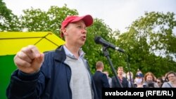 Потенциальный кандидат в президенты Беларуси Валерий Цепкало на акции по сбору подписей в его поддержку. Гродно, 5 июня 2020 года.