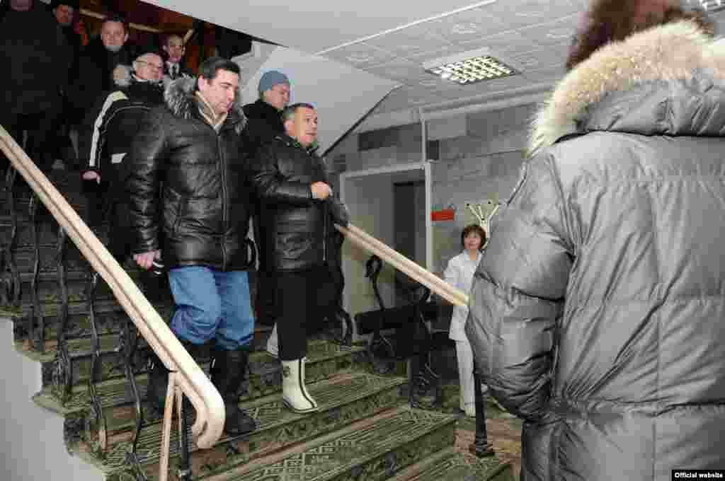Кайбер корылмаларны караганда, Миңнеханов төзүчеләрнең эшеннән һич тә канәгать булмавын әйтеп, мәхкәмәләшүләр белән янады.
