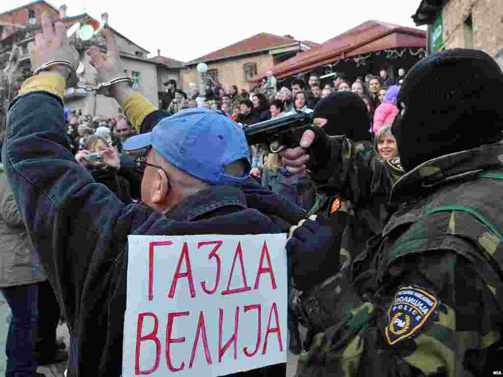 Апсењето на сопственикот на А1 Телевизија Велија Рамковски, една од највпечатливите маски на карневалот во Вевчани.