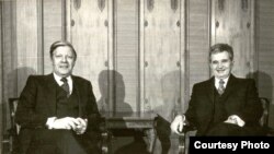 Helmut Schmidt alături de Nicolae Ceaușescu la București (Fototeca online a comunismului românesc)