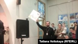 Протоиерей Александр Сорокин с прихожанами