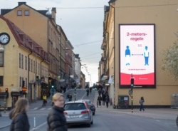 Стокгольм, 29 апреля, биллборд, призывающий людей соблюдать дистанцию друг от друга