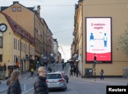 Стокгольм, 29 апреля, биллборд, призывающий людей соблюдать дистанцию друг от друга