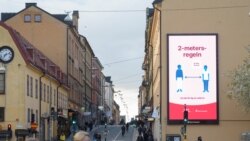 Covid-ті таратпаудағы әлеуметтік арақашықтықтың маңызын айтқан, үй қабырғасына ілінген жарнама. Стокгольм, Швеция. 29 сәуір, 2020 жыл.