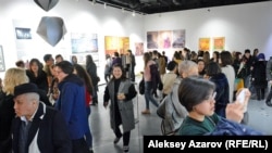 Гости вернисажа «8½». Открытия выставок в Esentai Gallery почти всегда многолюдны. Алматы, 7 марта 2020 года.