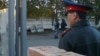 Полицейский и сотрудник спецназа у здания тюрьмы в Павлодаре. Иллюстративное фото.