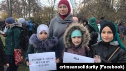 Флешмоб в поддержку задержанных активистов «Крымской солидарности» и детей политзаключенных 