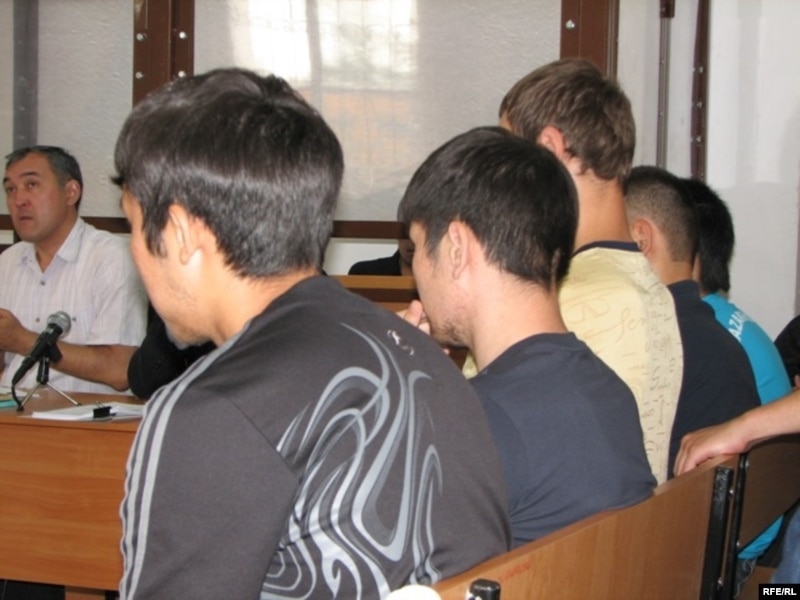 Свидетели в суде по делу Куата Жоболаева и Жасулана Сулейменова, которым предъявлено обвинение в создании террористической группы «Джамаат Аль-Фараби». Астана, 26 августа 2009 года