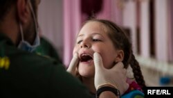 Огляд стоматологом 5-річної дівчинки Лізи з Рубіжного. 15 травня 2017 року