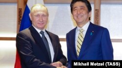 Владимир Путин и Синдзо Абэ во время встречи в Токио в 2016 году. Архивное фото