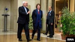 Catherine Ashton (djathtas) dhe Javad Zarif arrijnë në bisedimet me dyer të mbyllura në Gjenevë të Zvicrës