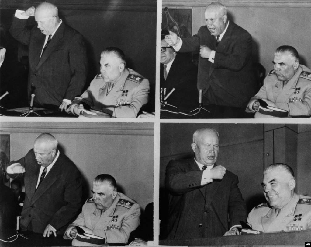 Sovjetski lider Nikita Hruščov, na konferenciji za štampu 18. maja 1960. godine u Parizu, preti pesnicom i traži izvinjenje od SAD. Američki avion oboren je samo dve nedelje pred samit istočnih i zapadnih lidera u glavnom gradu Francuske. Propao je sastanak između Hruščova, američkog predsednika Ajzenhauera, francuskog predsednika Šarla de Gola i britanskog premijera Harolda Mekmilana, a tenzije u Hladnom ratu su porasle. Sovjetski lider Nikita Hruščov, na konferenciji za štampu 18. maja 1960. godine u Parizu, preti pesnicom i traži izvinjenje od SAD. Američki avion oboren je samo dve nedelje pred samit istočnih i zapadnih lidera u glavnom gradu Francuske. Propao je sastanak između Hruščova, američkog predsednika Ajzenhauera, francuskog predsednika Šarla de Gola i britanskog premijera Harolda Mekmilana, a tenzije u Hladnom ratu su porasle.