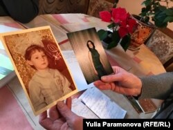 Фото дочери остались у Константина Зимина только в бумажном виде, весь цифровой архив изъят