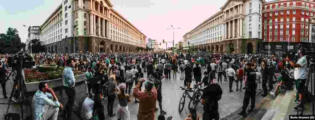 Хората се събират ежедневно на площада пред Министерския съвет, обикалят с шествие центъра на града и се връщат обратно на това място, известно като "Триъгълника на властта".