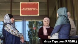Родичі фігурантів Бахчисарайської «справи Хізб ут-Тахрір під будівлею суду, Крим, 15 травня 2018 рік