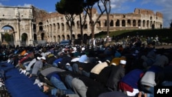 Italiyada müsəlmanlar cümə namazında.