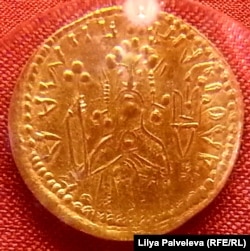 Зображення князя Київського Володимира Великого із тризубом на золотій монеті власного карбування. Правління 978–1015 роки.