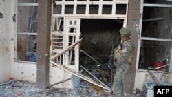 Последствия взрыва в одном из кварталов Багдада.