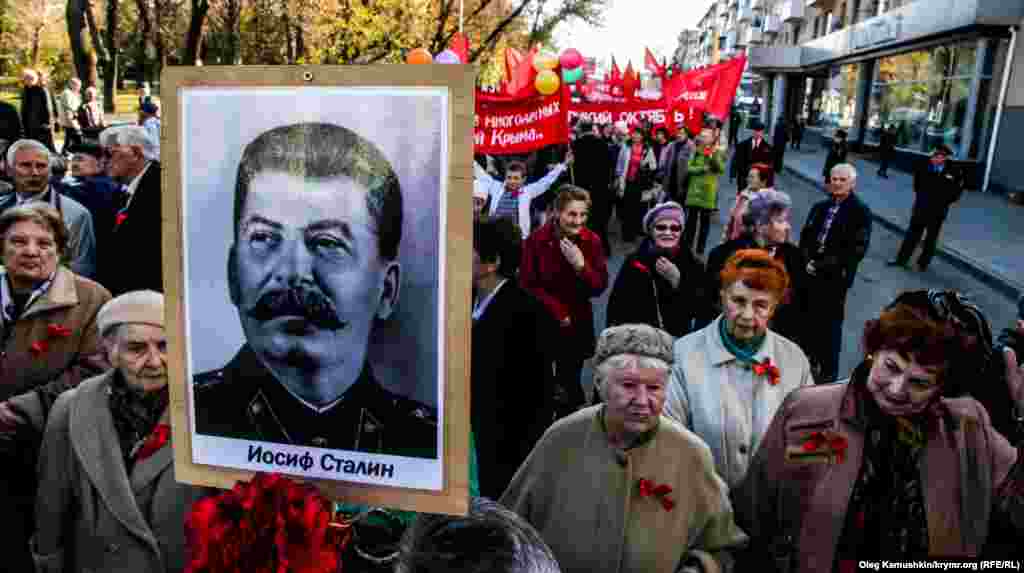 Учасники першої акції зібралися в сімферопольському парку Треньова і провели ходу до пам'ятника Леніну.